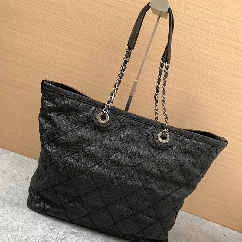 Chanel黑銀浮雕牛皮托特包-1