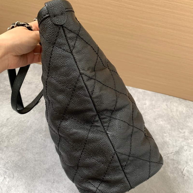 Chanel黑銀浮雕牛皮托特包-2