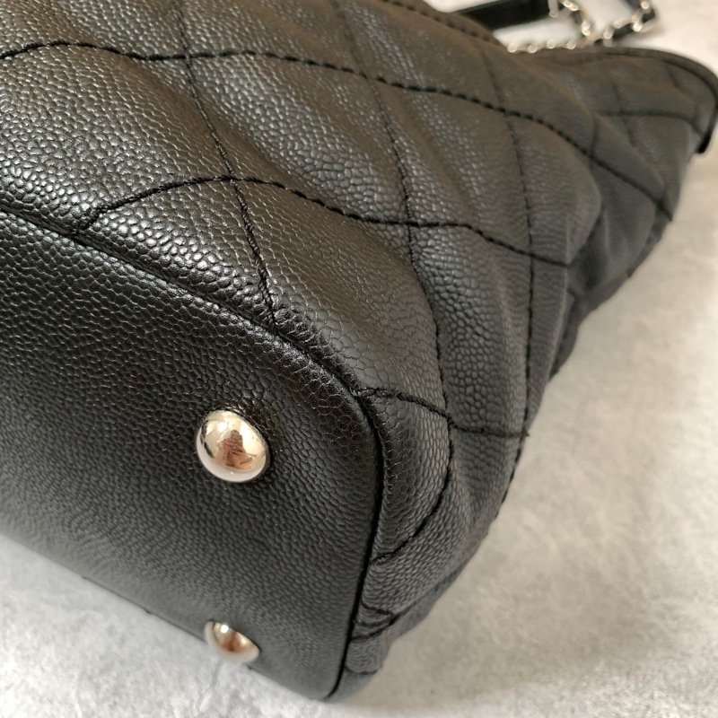 Chanel黑銀浮雕牛皮托特包-7