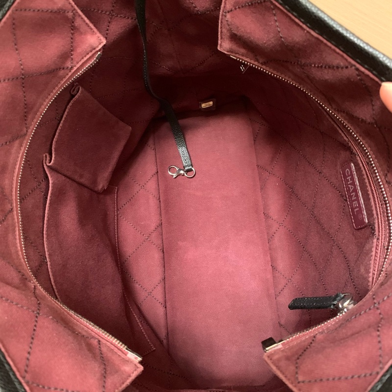 Chanel黑銀浮雕牛皮托特包-9