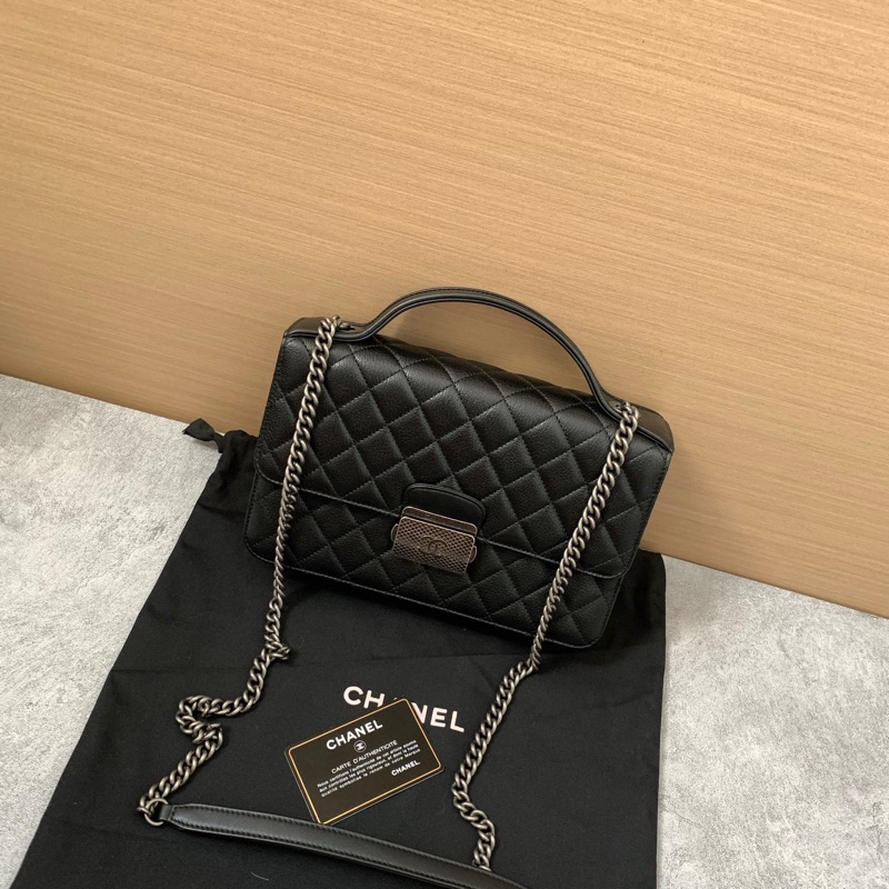 Chanel黑銀郵差包-0