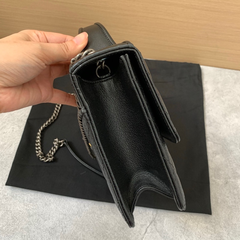 Chanel黑銀郵差包-2