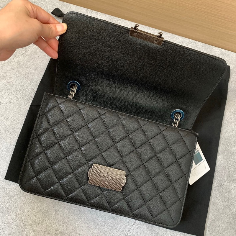 Chanel黑銀郵差包-5