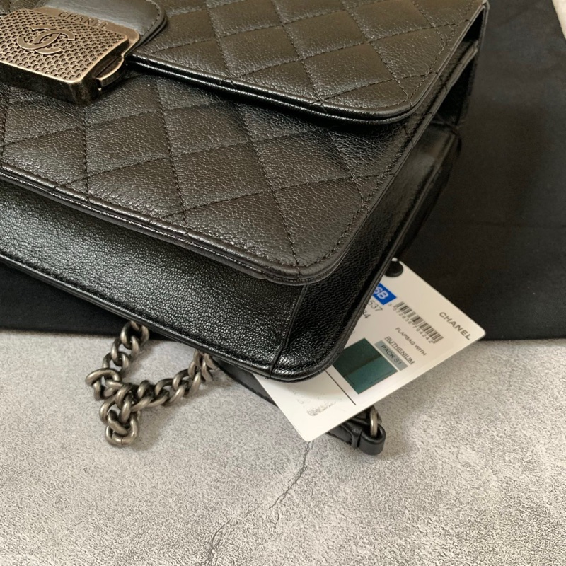 Chanel黑銀郵差包-6