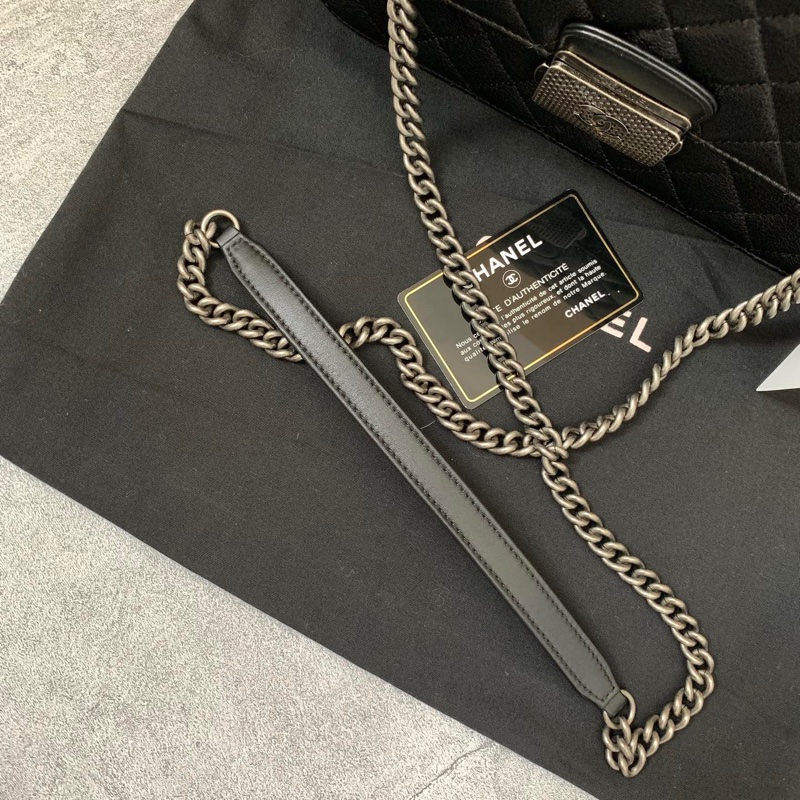 Chanel黑銀郵差包-9