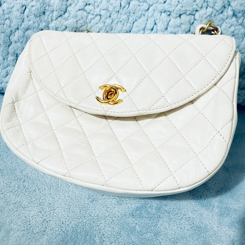 chanel vintage 白色金釦金鏈半月包。月亮包。斜背包。肩背包經典收藏款-0