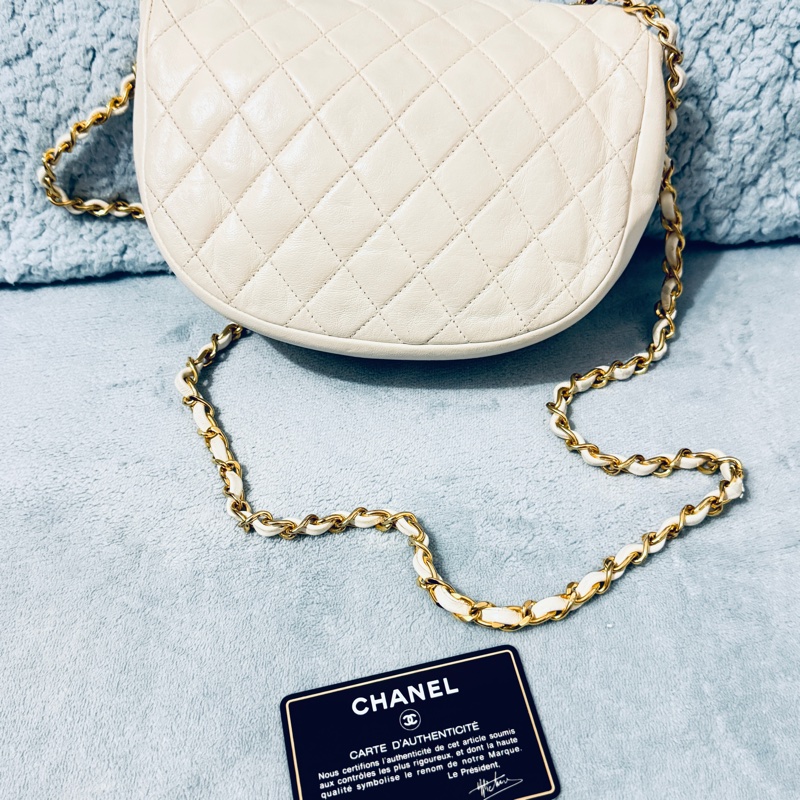 chanel vintage 白色金釦金鏈半月包。月亮包。斜背包。肩背包經典收藏款-2