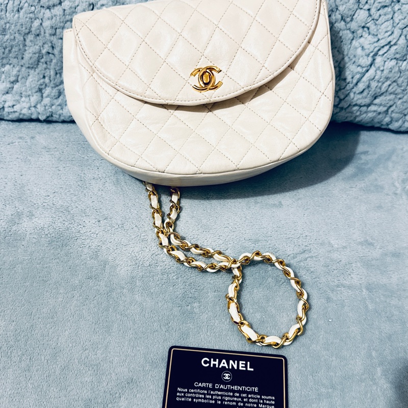 chanel vintage 白色金釦金鏈半月包。月亮包。斜背包。肩背包經典收藏款-3