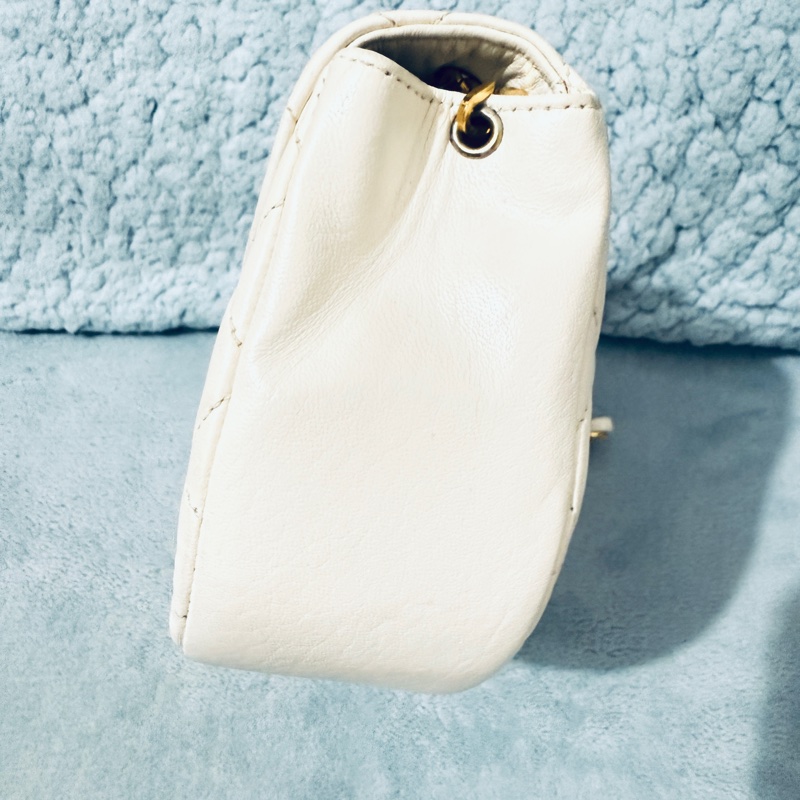 chanel vintage 白色金釦金鏈半月包。月亮包。斜背包。肩背包經典收藏款-5