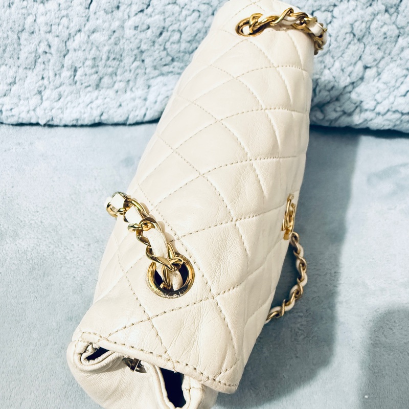 chanel vintage 白色金釦金鏈半月包。月亮包。斜背包。肩背包經典收藏款-6