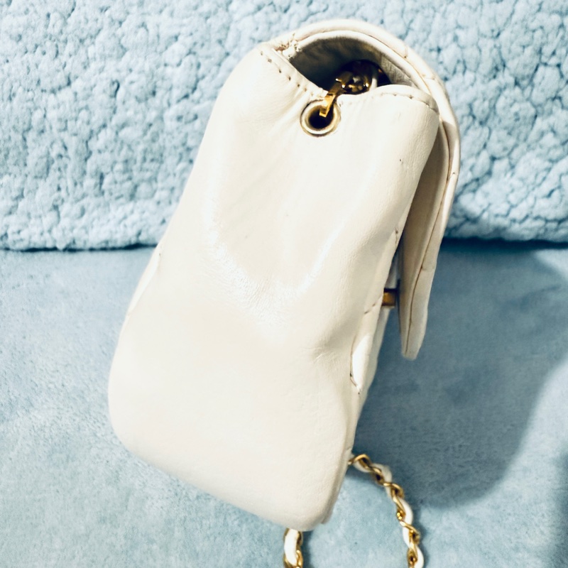 chanel vintage 白色金釦金鏈半月包。月亮包。斜背包。肩背包經典收藏款-7