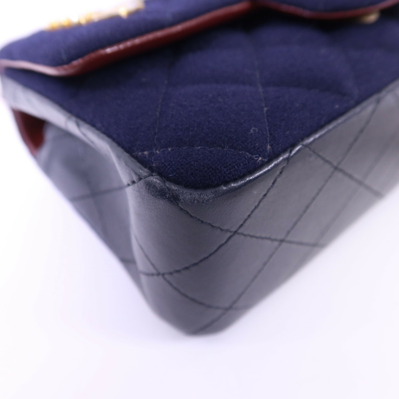 CHANEL 羊毛Paris Hamburg Charms Mini Flap Bag金扣鏈帶肩背袋-14