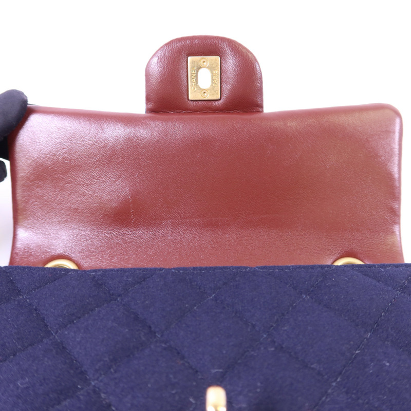 CHANEL 羊毛Paris Hamburg Charms Mini Flap Bag金扣鏈帶肩背袋-17