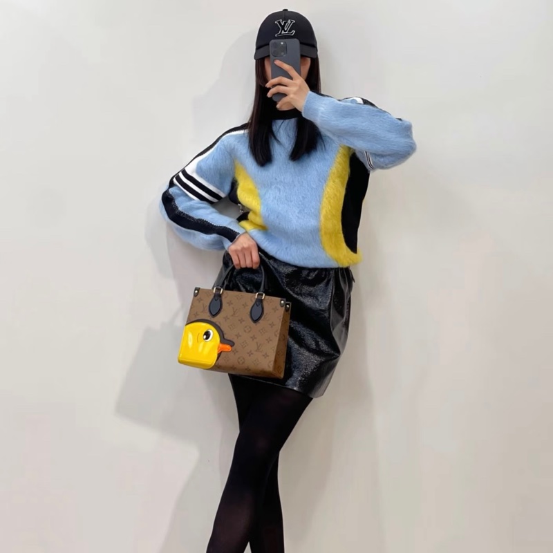 LV✖️Sun Yitian 小黃鴨聯名款 Onthego 托特包 手提單肩斜挎包 小號 老花滿logo 帶零錢包 尺寸約25*12*19cm 附件：塵袋 肩帶 零錢包-2