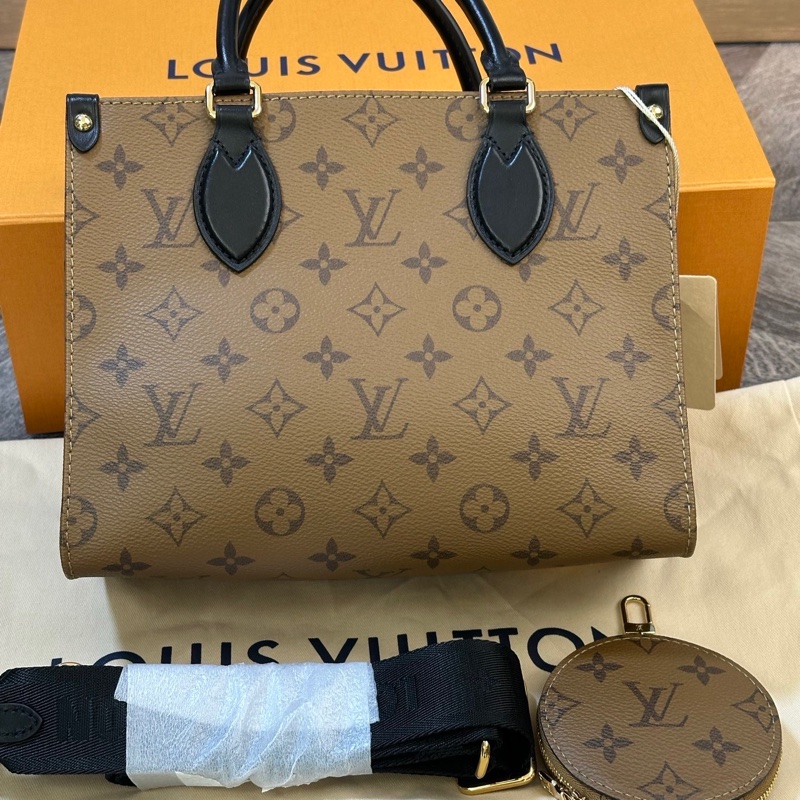LV✖️Sun Yitian 小黃鴨聯名款 Onthego 托特包 手提單肩斜挎包 小號 老花滿logo 帶零錢包 尺寸約25*12*19cm 附件：塵袋 肩帶 零錢包-3