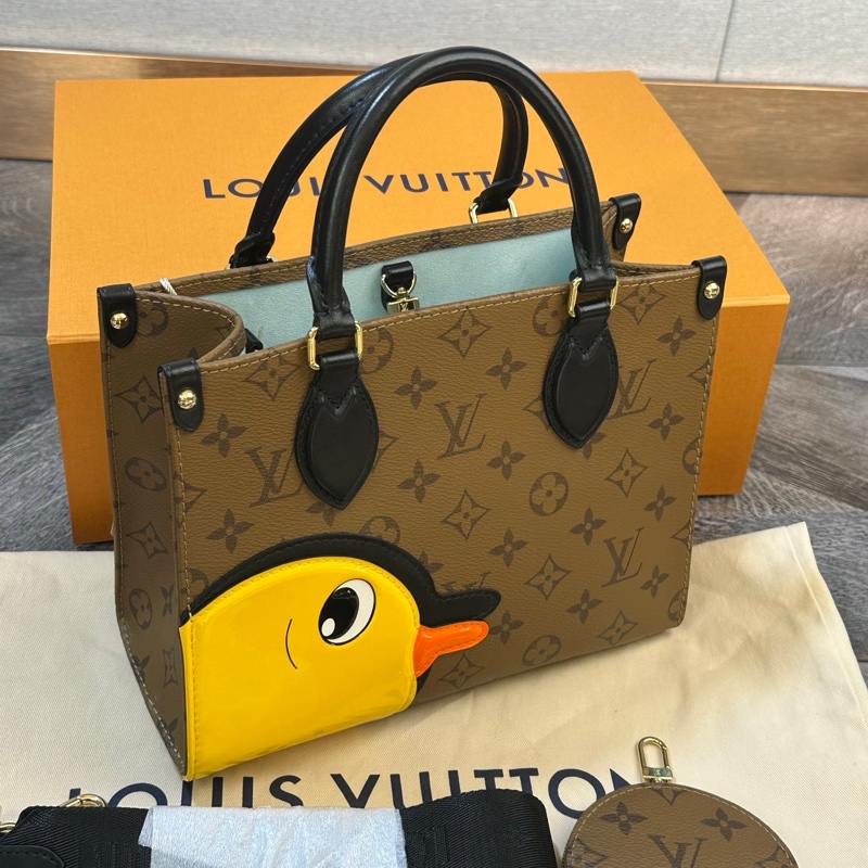 LV✖️Sun Yitian 小黃鴨聯名款 Onthego 托特包 手提單肩斜挎包 小號 老花滿logo 帶零錢包 尺寸約25*12*19cm 附件：塵袋 肩帶 零錢包-4