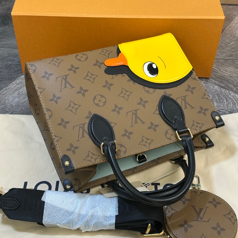 LV✖️Sun Yitian 小黃鴨聯名款 Onthego 托特包 手提單肩斜挎包 小號 老花滿logo 帶零錢包 尺寸約25*12*19cm 附件：塵袋 肩帶 零錢包-5
