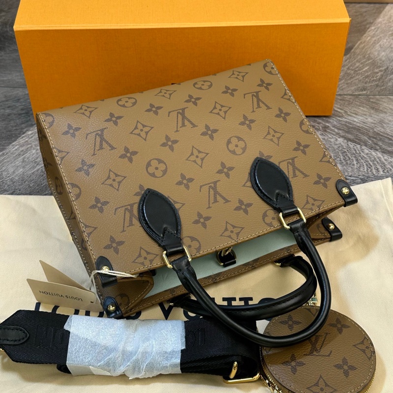 LV✖️Sun Yitian 小黃鴨聯名款 Onthego 托特包 手提單肩斜挎包 小號 老花滿logo 帶零錢包 尺寸約25*12*19cm 附件：塵袋 肩帶 零錢包-6