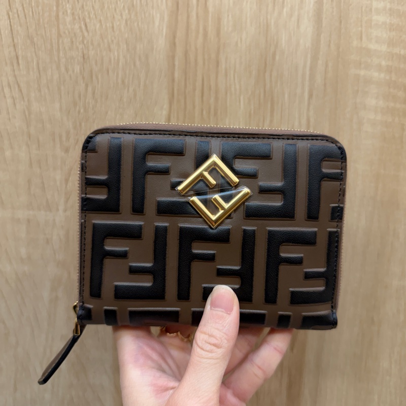 Fendi 棕牛皮浮雕Logo FF金釦拉鏈短夾-0