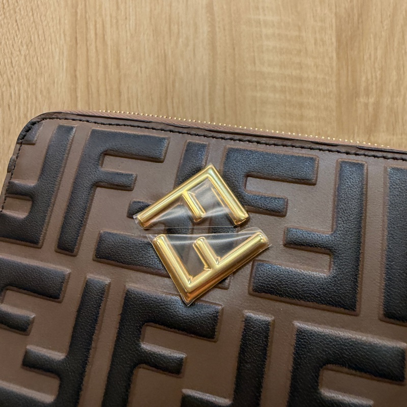 Fendi 棕牛皮浮雕Logo FF金釦拉鏈短夾-1