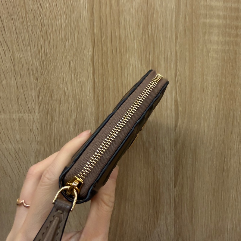 Fendi 棕牛皮浮雕Logo FF金釦拉鏈短夾-3