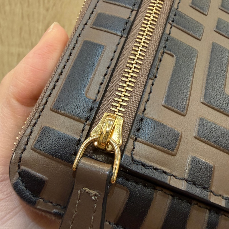 Fendi 棕牛皮浮雕Logo FF金釦拉鏈短夾-6