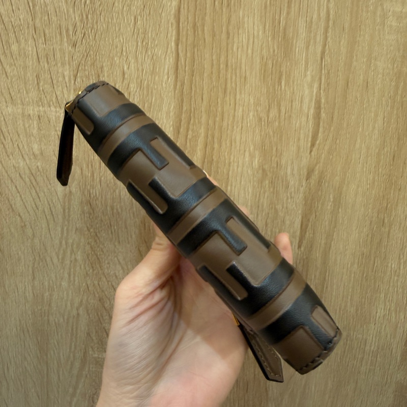 Fendi 棕牛皮浮雕Logo FF金釦拉鏈短夾-7