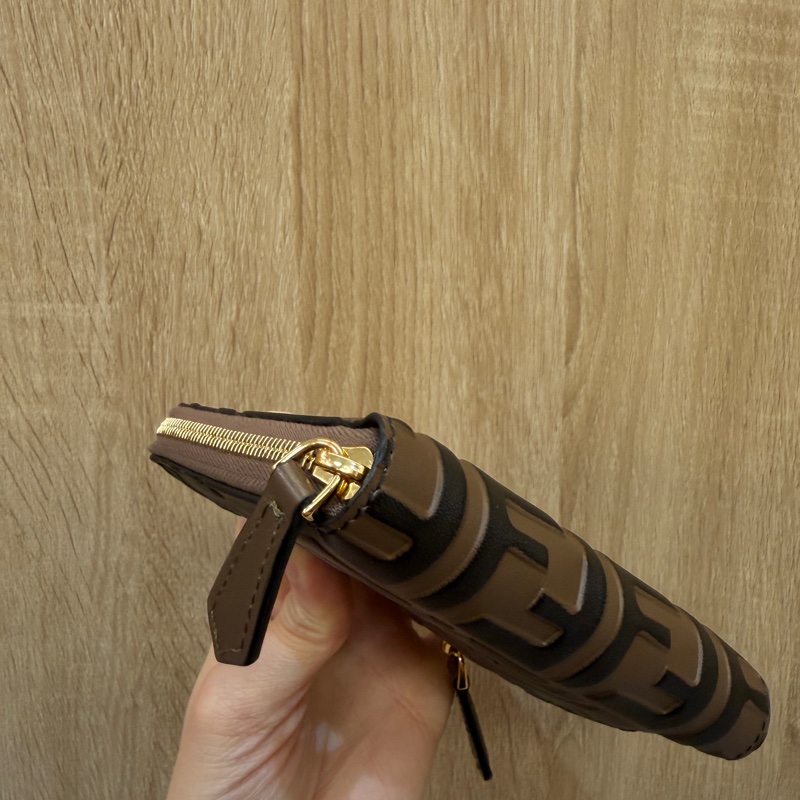Fendi 棕牛皮浮雕Logo FF金釦拉鏈短夾-8