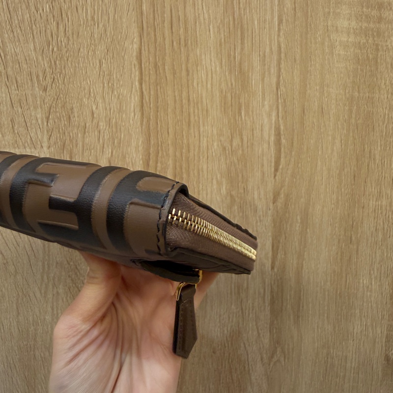 Fendi 棕牛皮浮雕Logo FF金釦拉鏈短夾-9