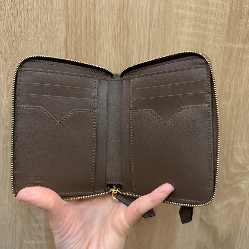 Fendi 棕牛皮浮雕Logo FF金釦拉鏈短夾-10