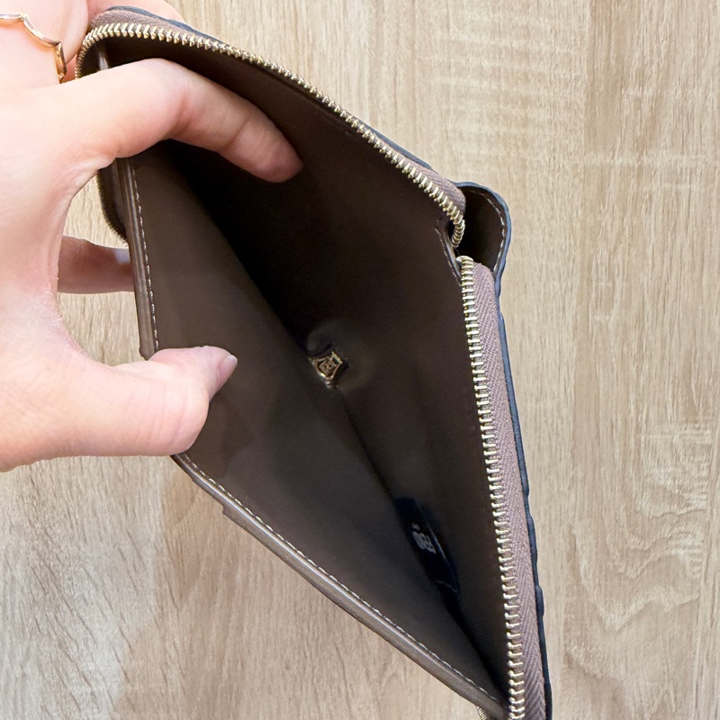 Fendi 棕牛皮浮雕Logo FF金釦拉鏈短夾-11