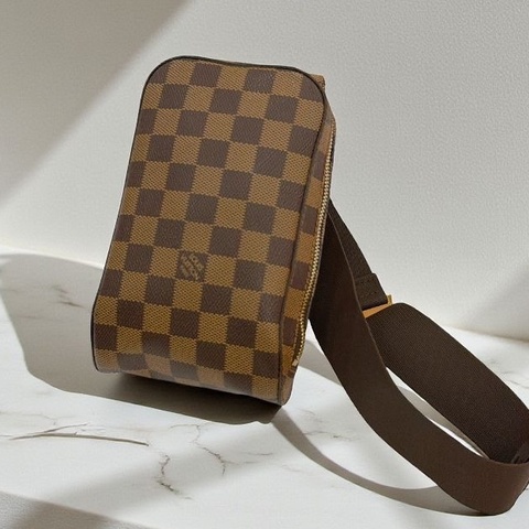 莉亞精品♡ Lv 棋盤格胸包 二手美品