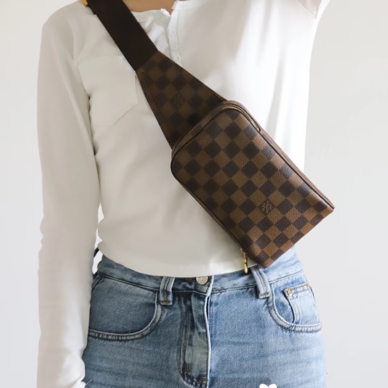 莉亞精品♡ Lv 棋盤格胸包 二手美品-1