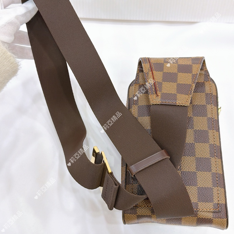莉亞精品♡ Lv 棋盤格胸包 二手美品-12