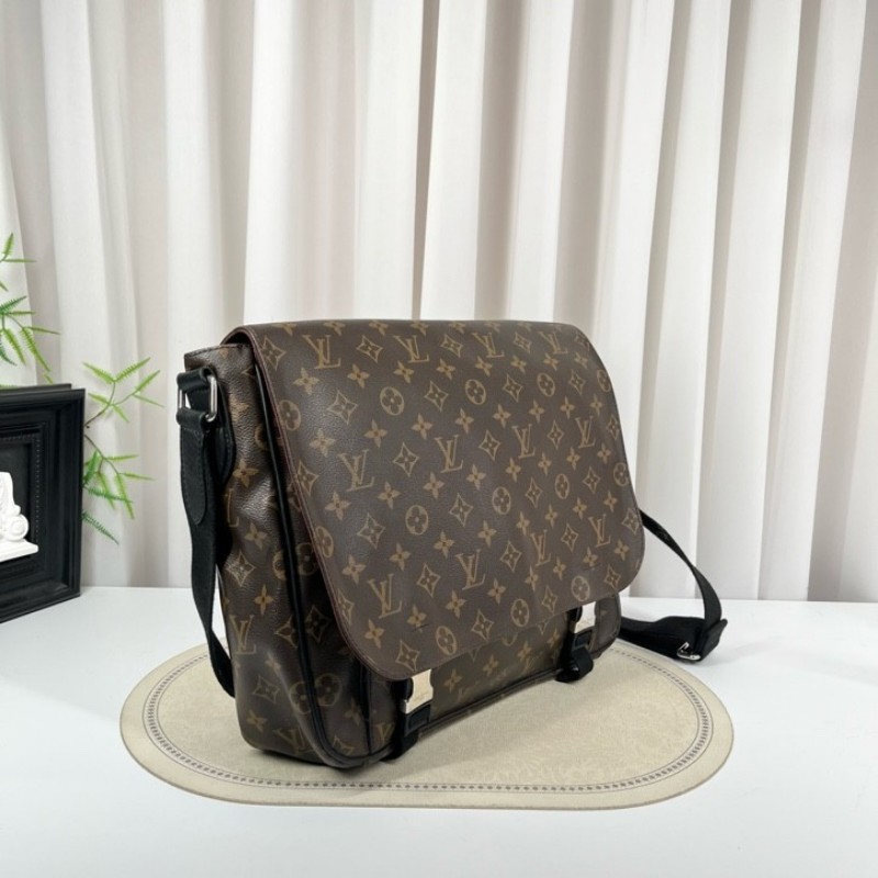 LV路易威登 劍橋系列男士包單肩斜挎郵差包 包身是經典的LV印花圖案 容量大可放文件筆記本電腦 肩帶可調節-2