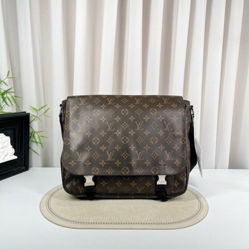 LV路易威登 劍橋系列男士包單肩斜挎郵差包 包身是經典的LV印花圖案 容量大可放文件筆記本電腦 肩帶可調節-5
