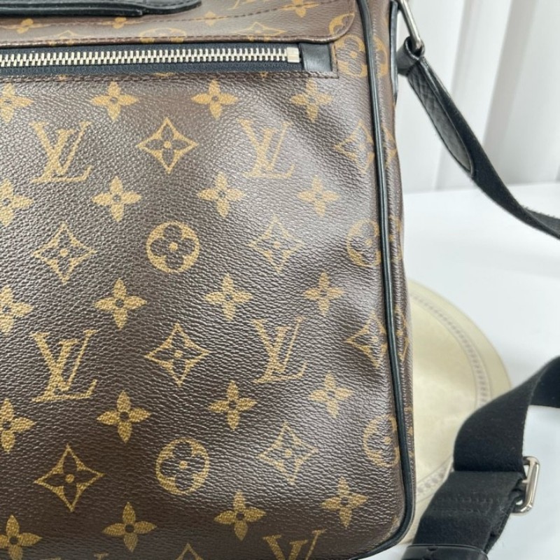 LV路易威登 劍橋系列男士包單肩斜挎郵差包 包身是經典的LV印花圖案 容量大可放文件筆記本電腦 肩帶可調節-9