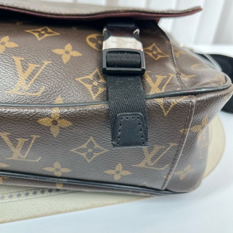 LV路易威登 劍橋系列男士包單肩斜挎郵差包 包身是經典的LV印花圖案 容量大可放文件筆記本電腦 肩帶可調節-12