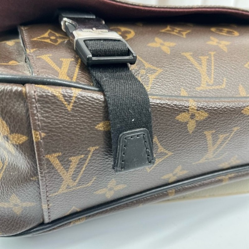 LV路易威登 劍橋系列男士包單肩斜挎郵差包 包身是經典的LV印花圖案 容量大可放文件筆記本電腦 肩帶可調節-13