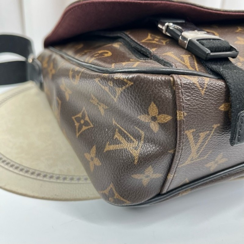 LV路易威登 劍橋系列男士包單肩斜挎郵差包 包身是經典的LV印花圖案 容量大可放文件筆記本電腦 肩帶可調節-14