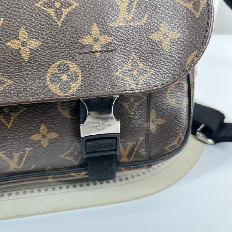 LV路易威登 劍橋系列男士包單肩斜挎郵差包 包身是經典的LV印花圖案 容量大可放文件筆記本電腦 肩帶可調節-17