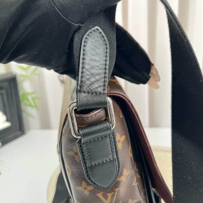 LV路易威登 劍橋系列男士包單肩斜挎郵差包 包身是經典的LV印花圖案 容量大可放文件筆記本電腦 肩帶可調節-23