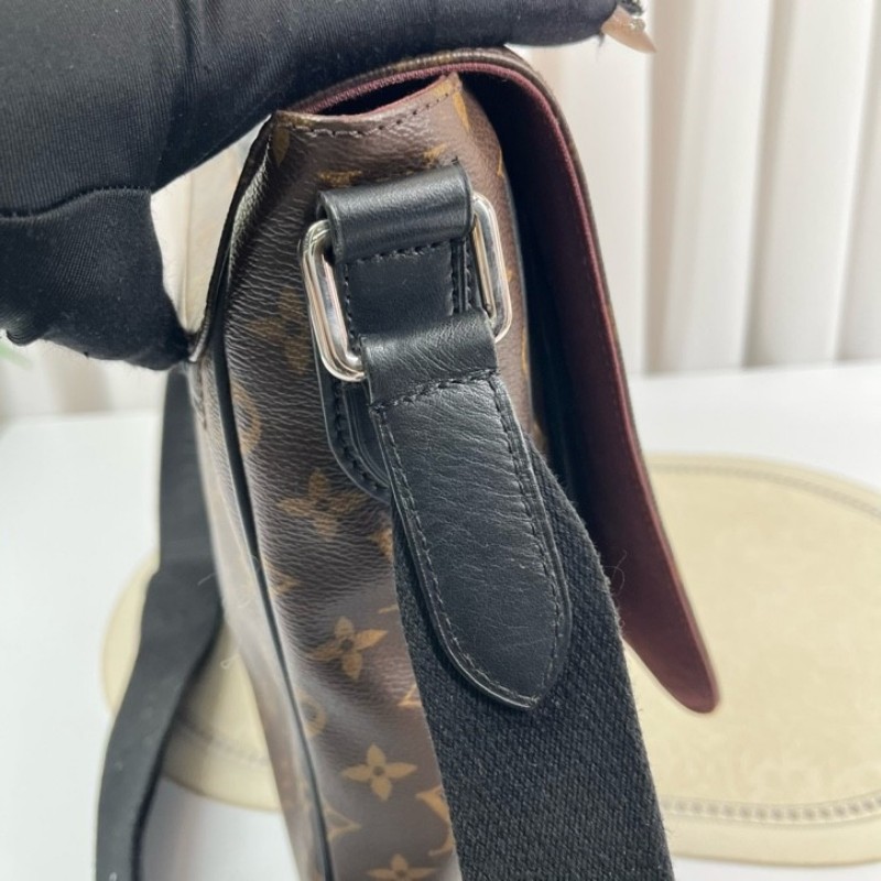 LV路易威登 劍橋系列男士包單肩斜挎郵差包 包身是經典的LV印花圖案 容量大可放文件筆記本電腦 肩帶可調節-24