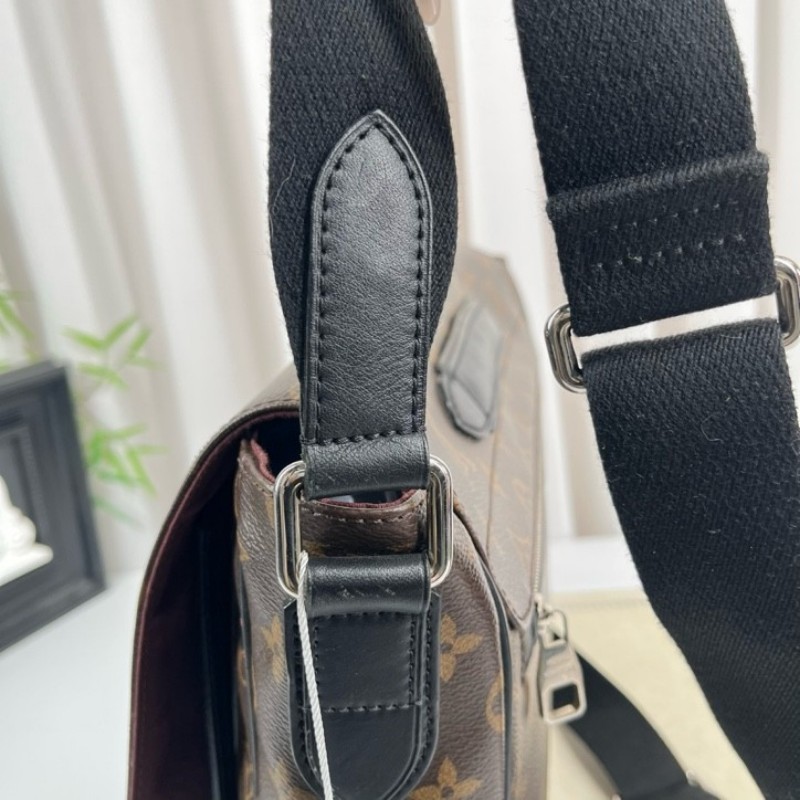 LV路易威登 劍橋系列男士包單肩斜挎郵差包 包身是經典的LV印花圖案 容量大可放文件筆記本電腦 肩帶可調節-25