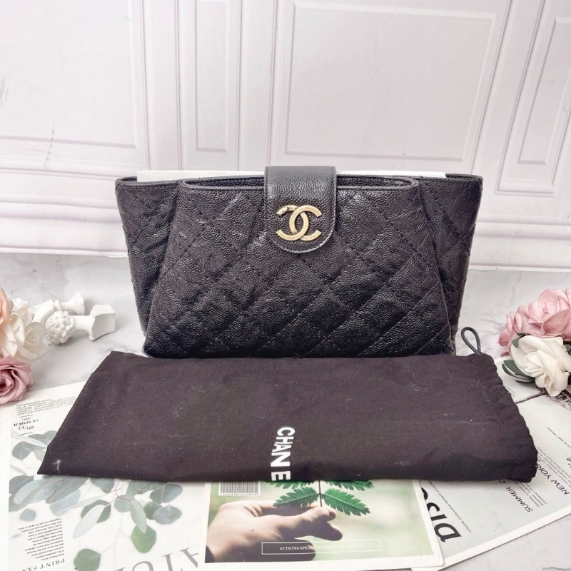 Chanel 黑色荔枝皮復古金扣菱格紋手拿包28×16 98新配件塵袋保卡-5