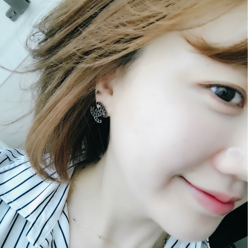 近全新Chanel 雙C字母中號logo銀色黑釦黑鑽耳針 耳環-1