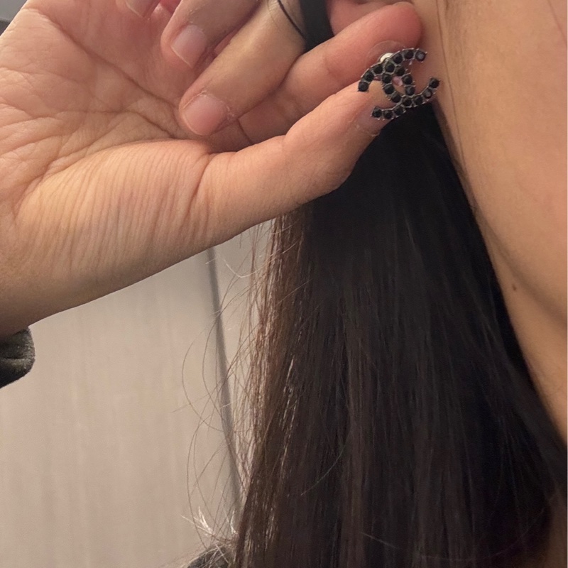 近全新Chanel 雙C字母中號logo銀色黑釦黑鑽耳針 耳環-2