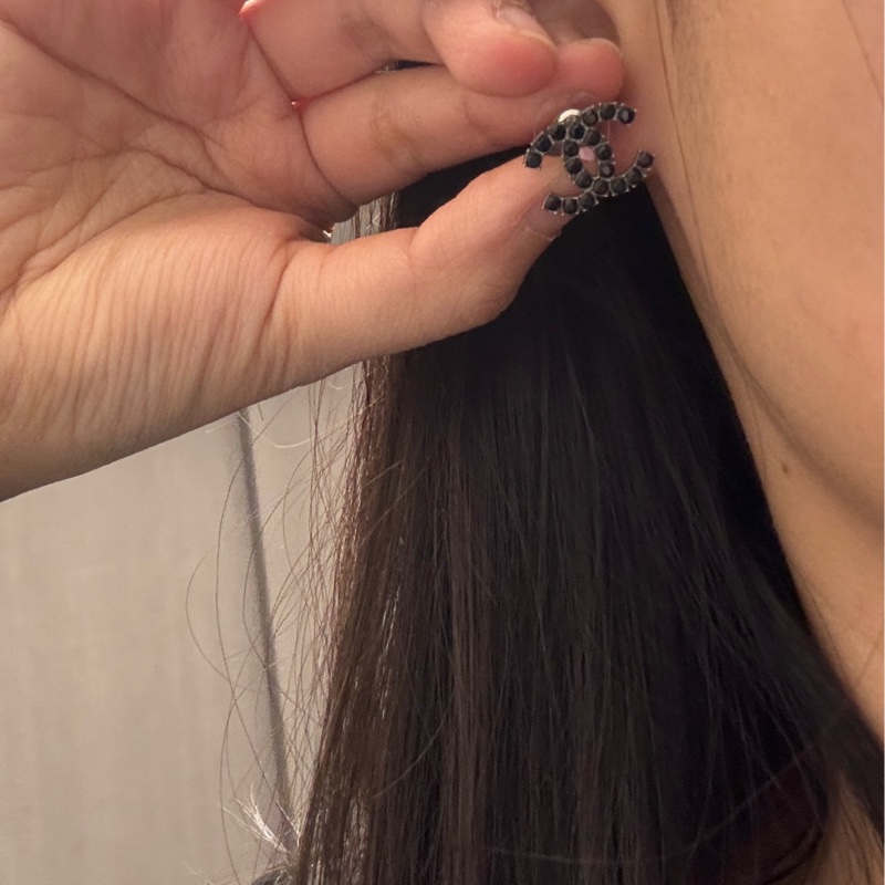 近全新Chanel 雙C字母中號logo銀色黑釦黑鑽耳針 耳環-3