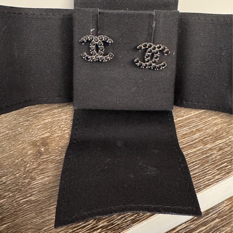 近全新Chanel 雙C字母中號logo銀色黑釦黑鑽耳針 耳環-11