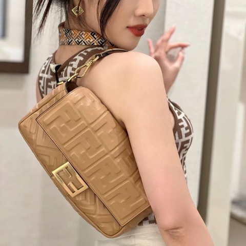 FENDI 奶茶色金扣全皮中號手提肩背法棍包27*14*6 98新配件塵袋